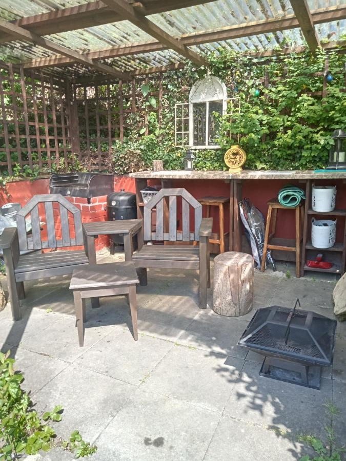 'Morris' The Shepherd'S Hut With Woodland Hot Tub Carmarthen Exterior foto